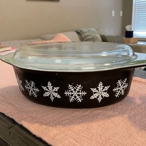 Pyrex black snowflake 2 1/2 quart casserole, lid